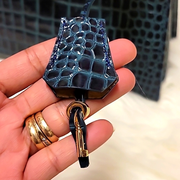 Genuine leather crocodile embossed bag - Picture 4 of 13